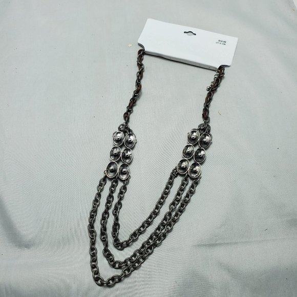 Target necklace with 3 row lily pond accent on sides with 3 chain row on fronts - Picture 5 of 6